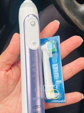 Oral-B Genius Toothbrush Handle with Case and Charger, Purple